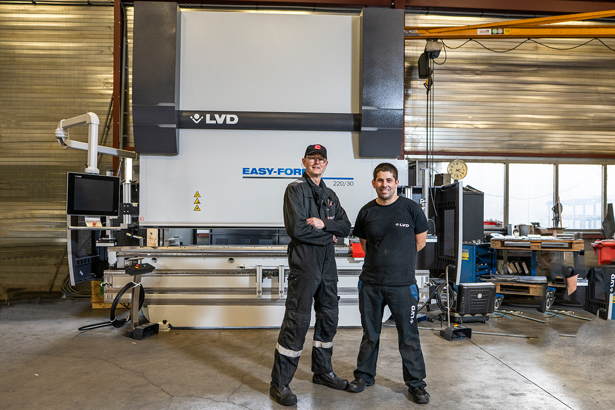 Twee mannen van Cornelissen staan voor het een van de nieuwe kantbanken van LVD.